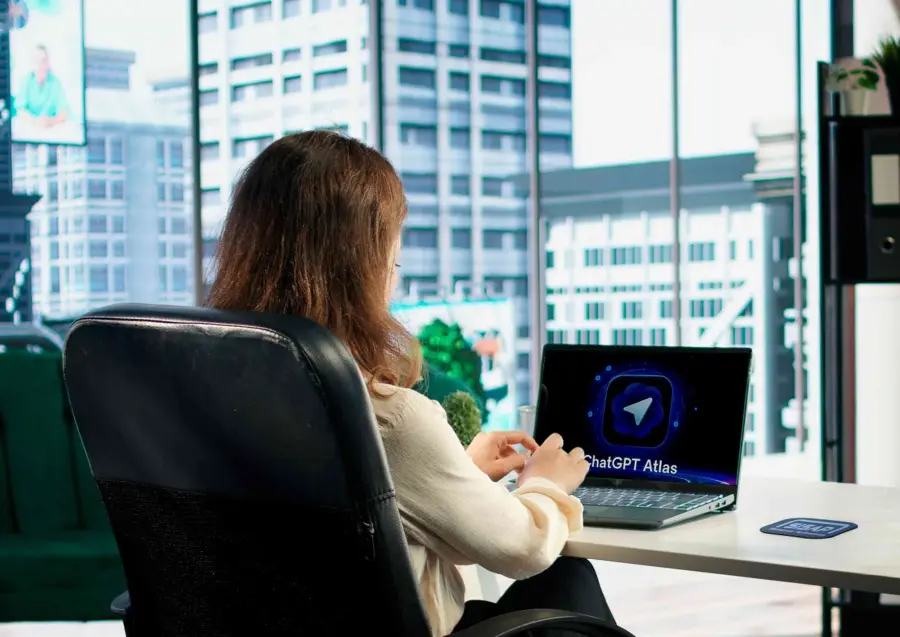 mujer en oficina – Chat