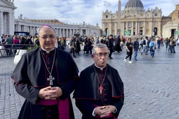 El presidente de la Conferencia Episcopal Española (CEE), Luis Argüello (d), tras la reunión que la cúpula de la CEE con el papa León XIV.