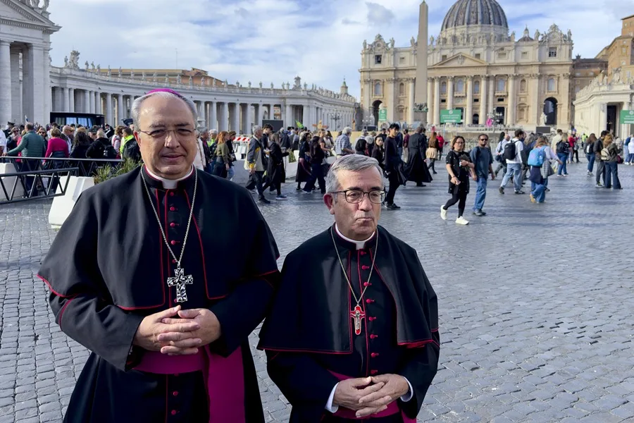 El presidente de la Conferencia Episcopal Española (CEE), Luis Argüello (d), tras la reunión que la cúpula de la CEE con el papa León XIV.