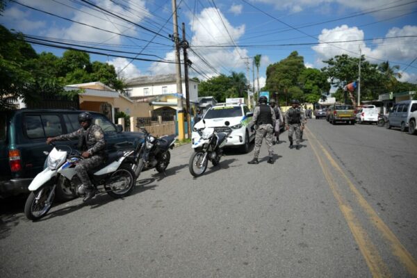 policia en san critobal con militares