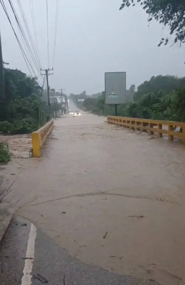 Así lucia el puente en el municipio de Puerto Plata, tras los efectos de las lluvias.