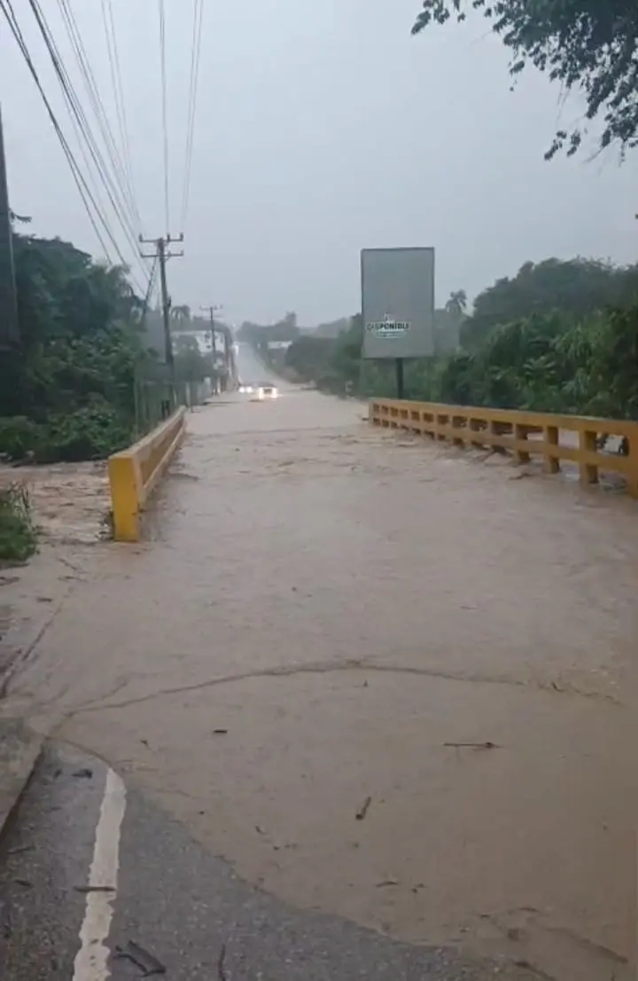 Así lucia el puente en el municipio de Puerto Plata, tras los efectos de las lluvias.