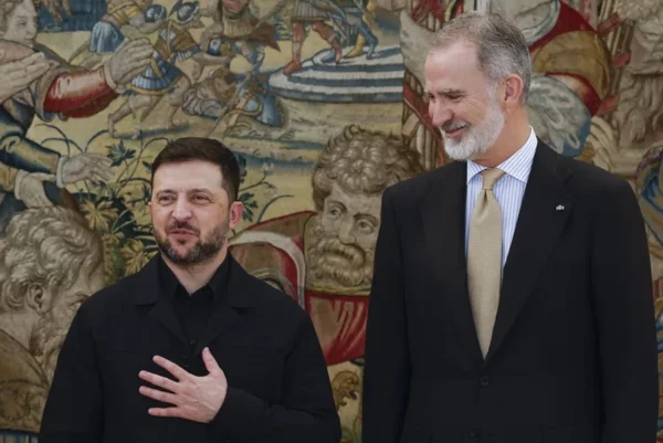 El rey Felipe VI mantiene un encuentro con el presidente de Ucrania, Volodímir Zelenski, que realiza su tercera visita a España, este martes en el palacio de la Zarzuela.