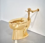 Fotografía cedida por Sotheby's de la escultura titulada 'America' del artista italiano Maurizio Cattelan.