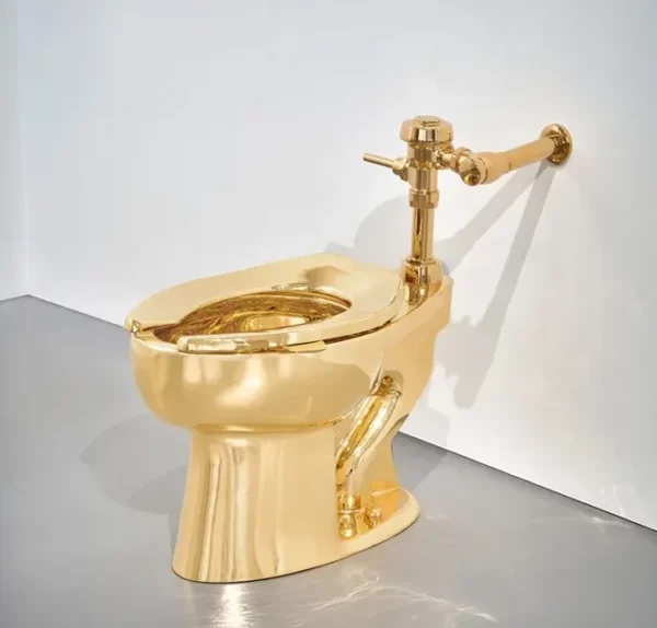 Fotografía cedida por Sotheby's de la escultura titulada 'America' del artista italiano Maurizio Cattelan.