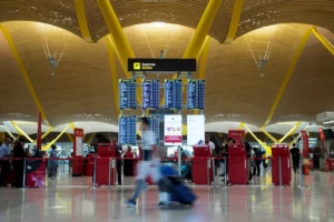 Paneles informativos de salidas en el Aeropuerto Adolfo Suárez Madrid-Barajas.