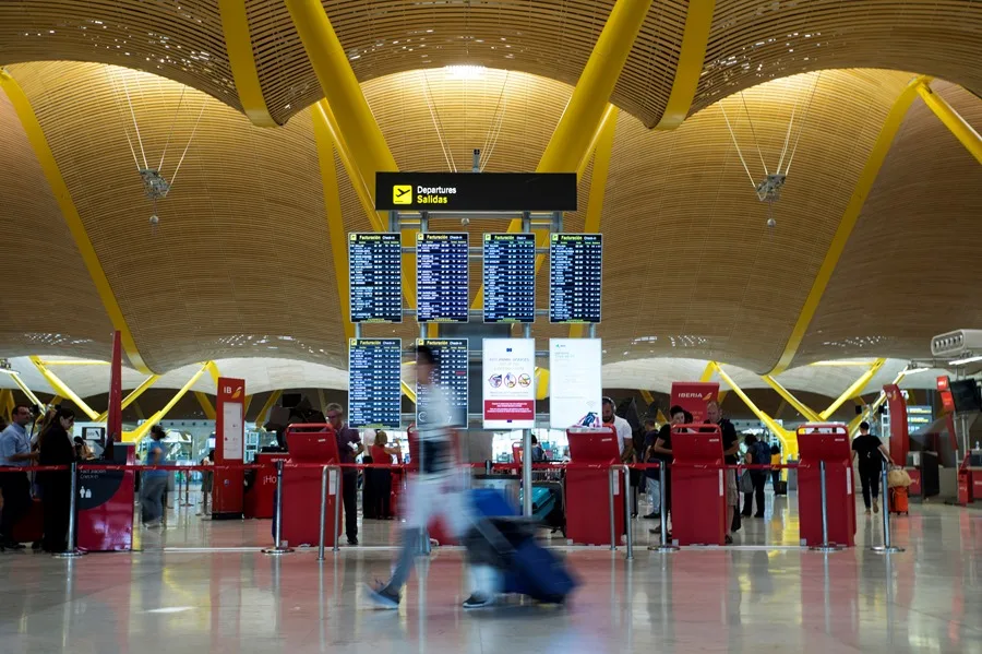 Paneles informativos de salidas en el Aeropuerto Adolfo Suárez Madrid-Barajas.