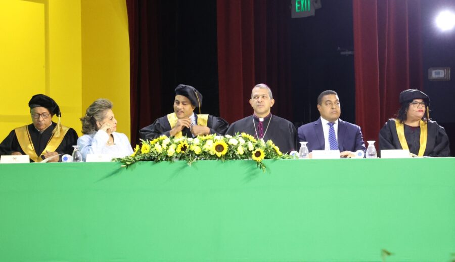 Integrantes de la mesa principal en graduación de la Universidad Católica.  josé francisco