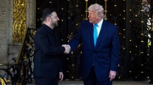 Los presidentes Donald Trump y Volodímir Zelenski en su residencia de Mar-a- Lago, en Florida, para tratar el fin de la guerra.