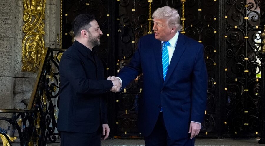 Los presidentes Donald Trump y Volodímir Zelenski en su residencia de Mar-a- Lago, en Florida, para tratar el fin de la guerra.