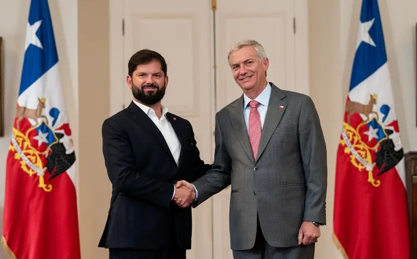 Gabriel Boric junto al presidente electo José Antonio Kast.