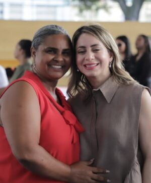Gloria Reyes participó en un almuerzo con mujeres.