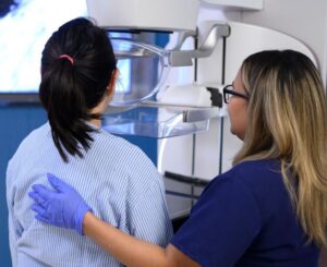 Los desafíos incluyen el diagnóstico de cánceres en etapas más avanzadas.