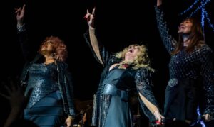 Ednita Nazario durante uno de los momentos más memorables del concierto en el Teatro nacional.  fuente externa.