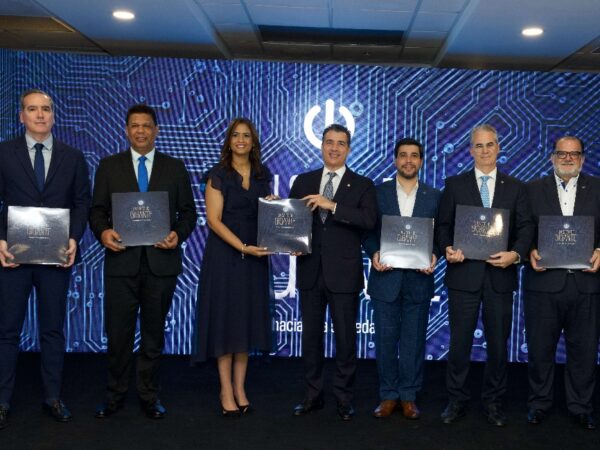 Aitor Palacio, Fernando Cabrera, Mirna Eusebio Lithgow, Christopher Paniagua, Arturo López Valerio, René Grullón y  Eduardo Valcárcel.