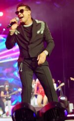 Raulín Rodríguez cantando uno de sus éxitos.