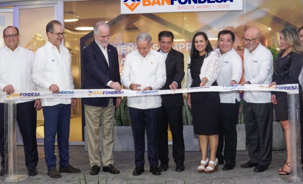 La línea ejecutiva de Banfondesa en el corte de cinta.