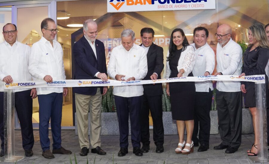 La línea ejecutiva de Banfondesa en el corte de cinta.