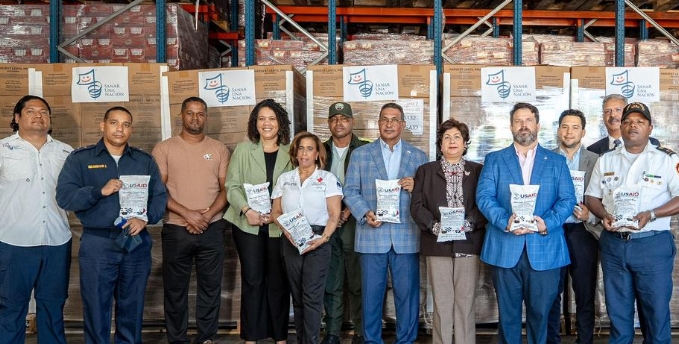 Ejecutivos de la entidad durante el donativo de alimento.