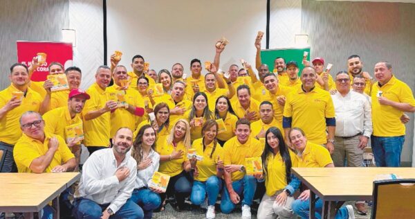Ejecutivos de Helados Bon y personal de establecimientos en los Estados Unidos en los entrenamientos.