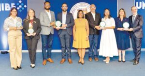 Yasmín Dishmey y Tony Arias Gil junto a los ganadores de la primera edición de Conexión RSE.
