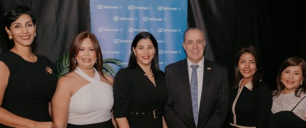 Representantes de la agencia de viajes Suplitur junto a ejecutivos de Air Europa.