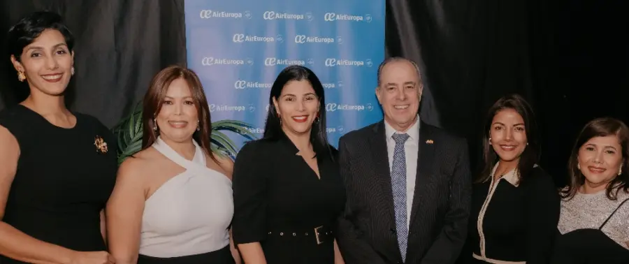 Representantes de la agencia de viajes Suplitur junto a ejecutivos de Air Europa.