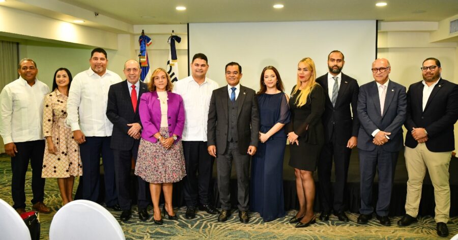 El director de la DIDA, Elías Báez, al centro,  junto a colaboradores de la institución.