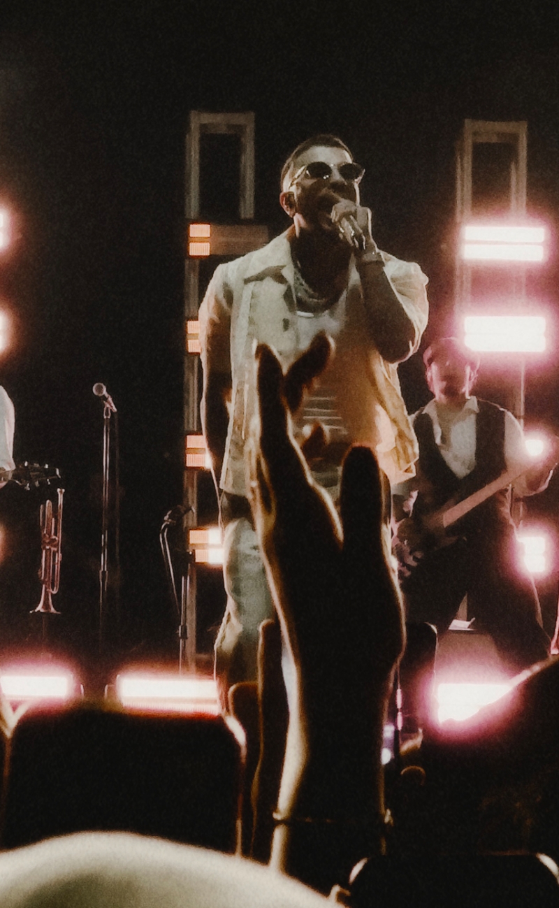 Rauw Alejandro  se entregó totalmente en el escenario de RD.