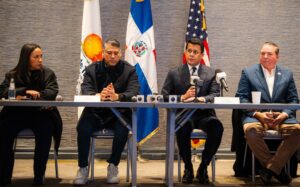 Funcionarios y Arajet cuando hablan de pedido para el AILA.