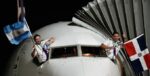 Los pilotos de Arajet ondean banderas de República Dominicana y Argentina.