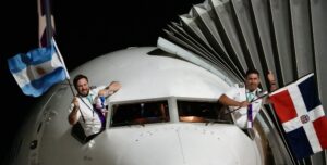 Los pilotos de Arajet ondean banderas de República Dominicana y Argentina.