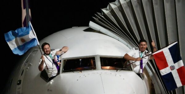 Los pilotos de Arajet ondean banderas de República Dominicana y Argentina.