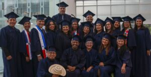 Los dominicanos junto a la clase graduada en la ciudad de Panamá.