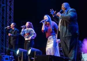 Los integrantes de Alfareros se entregaron en el escenario con todos sus éxitos musicales.