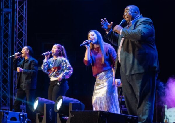 Los integrantes de Alfareros se entregaron en el escenario con todos sus éxitos musicales.