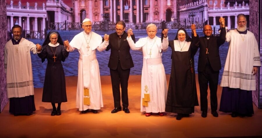 Al finalizar la puesta en escena del montaje ‘Habemus papa’, Guillermo Cordero  presentó el elenco de la obra.  fuente externa.