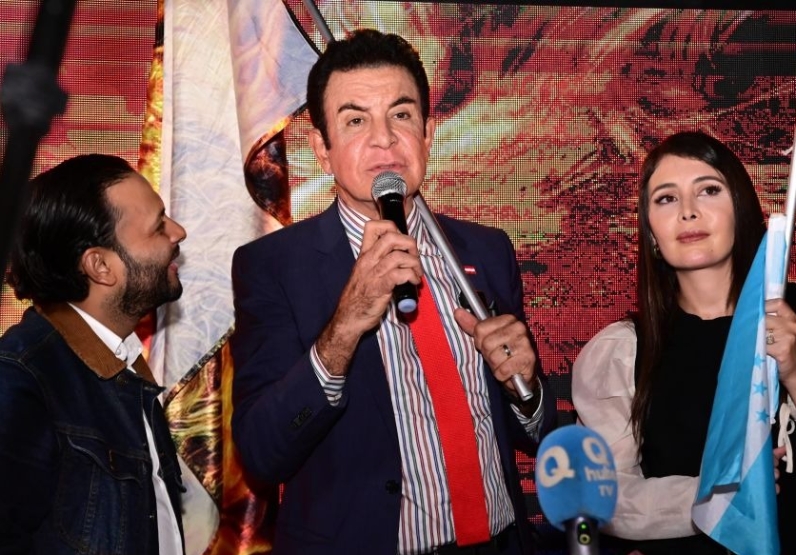 Salvador Nasralla sigue liderando el conteo de los votos.