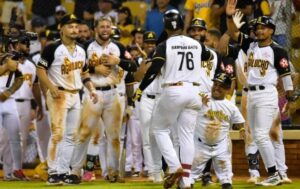 Águilas Cibaeñas, mejor equipo serie regular, celebra victoria.