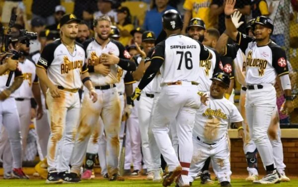 Águilas Cibaeñas, mejor equipo serie regular, celebra victoria.