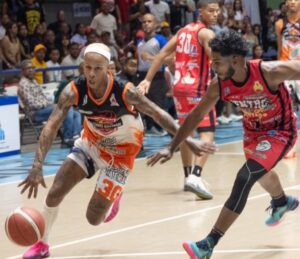 Olver García, del Antomio Guzmán, se dirige al tablero.