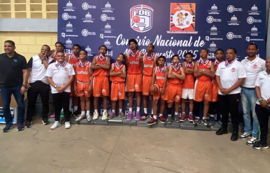 Miembros  del equipo de Santiago, campeón  del Convivio Nacional de Minibaloncesto.