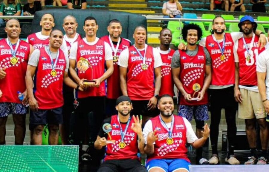 Parte de la delegación  que triunfó en el  maxibaloncesto en Medellín, Colombia.