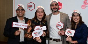 Egresados  del programa junto  a directivos del instituto.