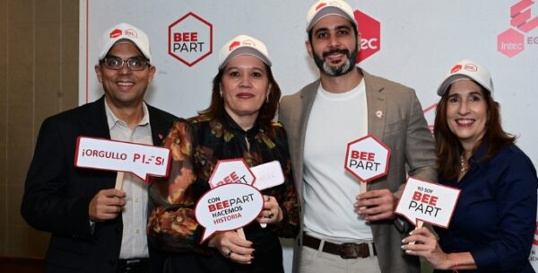 Egresados  del programa junto  a directivos del instituto.