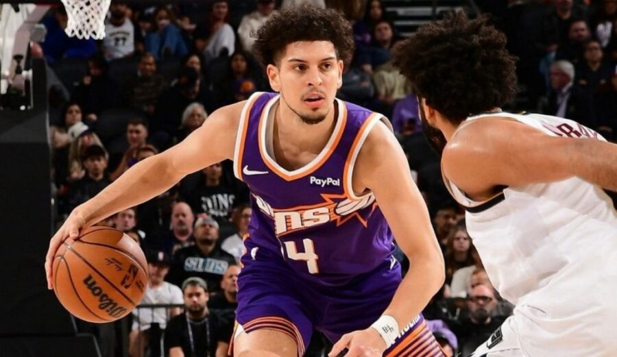 Kobe Brea en acción durante un  partido  con los Soles de Phoenix, equipo con el que busca un puesto en la NBA.   Archivo