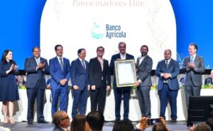 Ejecutivos de Font Gamundi, al centro, recibiendo el galardón.