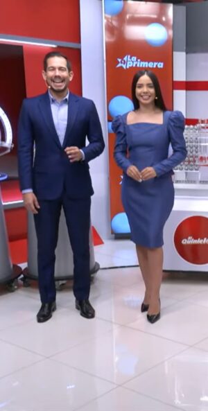 Locutores de la empresa durante una transmisión del sorteo.