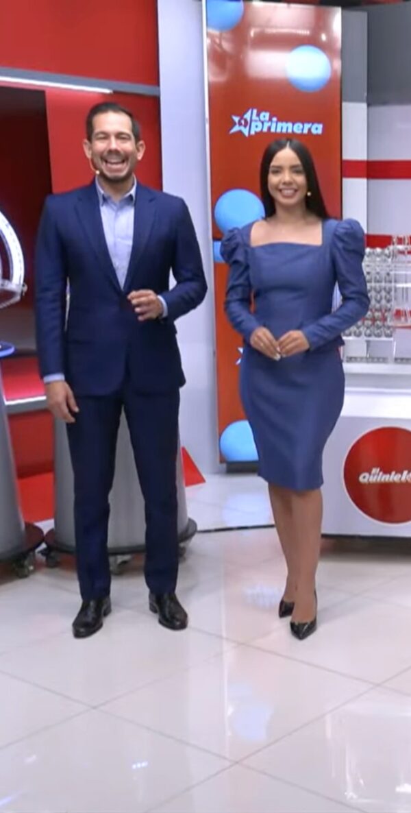 Locutores de la empresa durante una transmisión del sorteo.