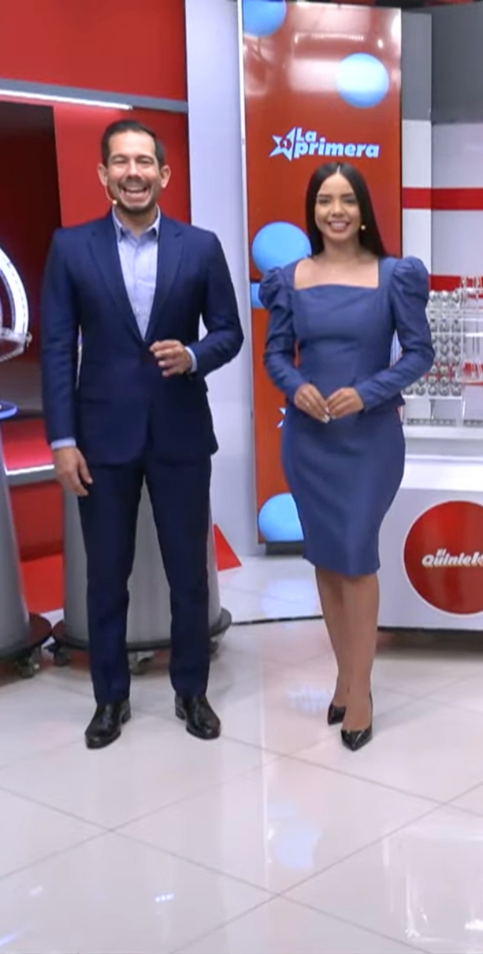 Locutores de la empresa durante una transmisión del sorteo.